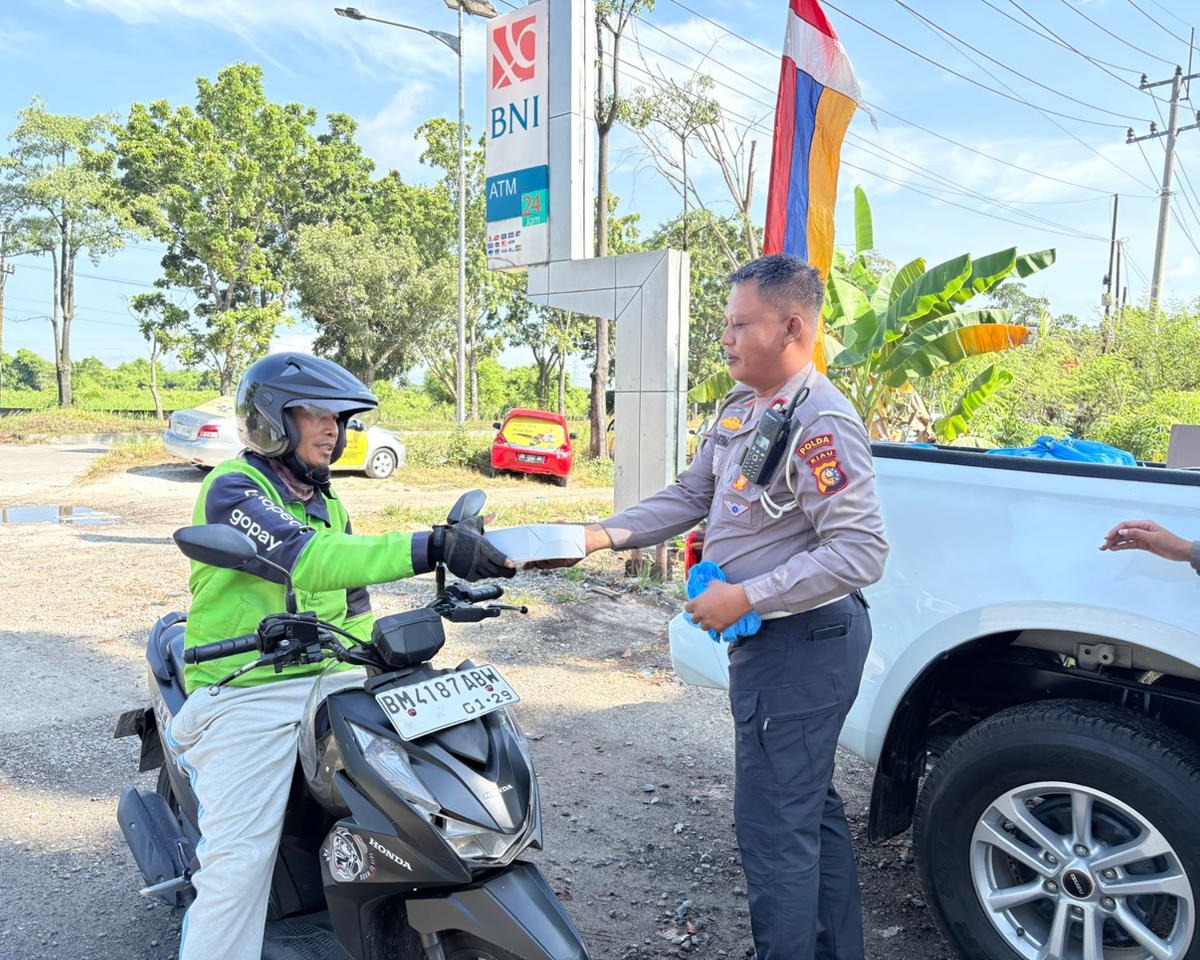 Jumat Barokah Ditlantas Polda Riau, Berbagi, Mengedukasi, Dan Menguatkan Kebersamaan Menjelang Operasi Zebra Lancang Kuning 2025