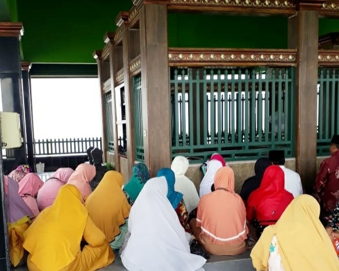 Wisata Religi Mengunjungi Makam Terapung Syekh Abdullah Mudzakir, yang Ramai Dikunjungi Peziarah