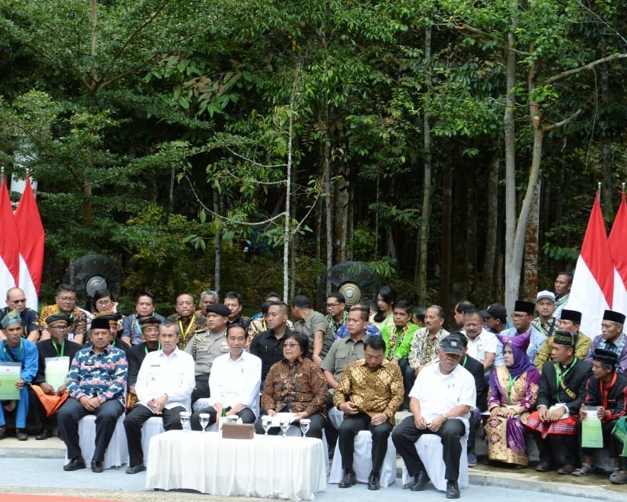 Presiden Jokowi Menyerahkan 41 SK Perhutanan Sosial di Provinsi Riau