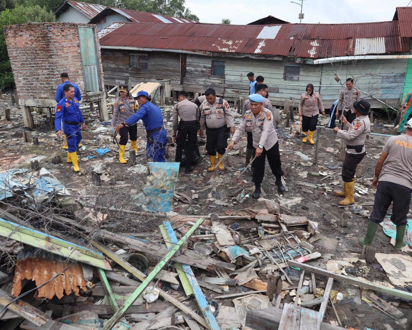 Polres Dumai dan Polsek Jajaran Laksanakan Kegiatan Pembersihan Sampah Secara Serentak Dalam Rangka Peduli Lingkungan
