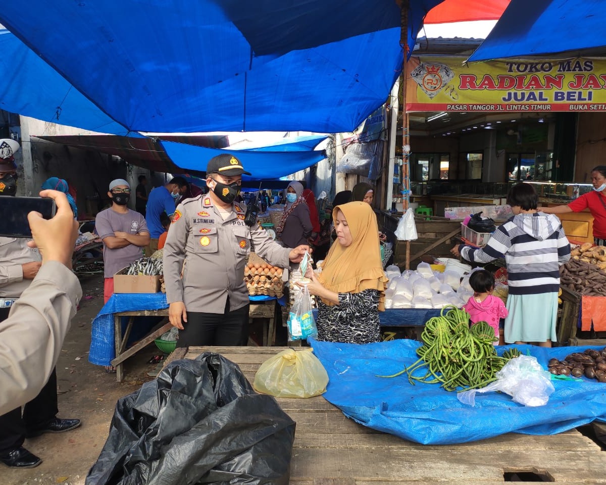 Polsek Tenayan Raya Bagikan Masker Gratis Kepada Pengunjung dan Pedagang Pasar Tangor Tradisional
