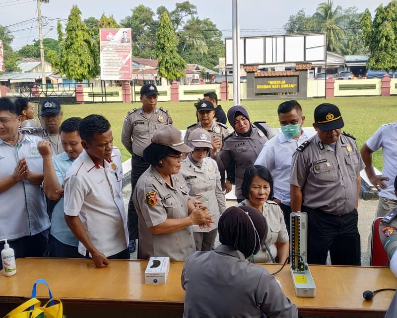 Polres Kampar Laksanakan Pengecekan Suhu Tubuh Anggotanya, Antisipasi Penyebaran Covid-19