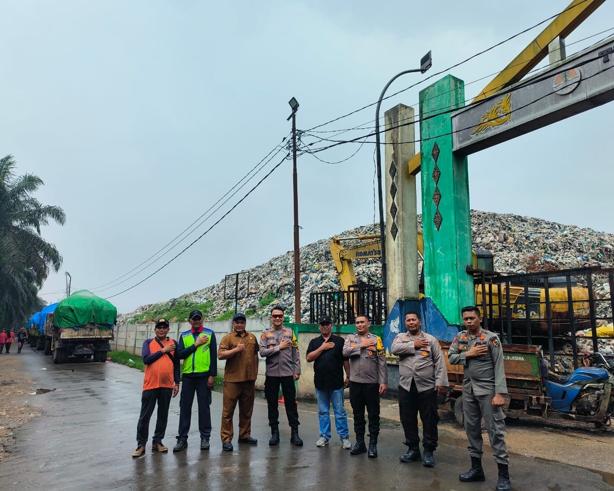 Masif Kegiatan Cooling System, Polsek Rumbai Sambangi Warga di TPA Sampah Sebagai Bentuk Komitmen Wujudkan Pilkada Damai Sejuk dan Kondusif Serta Memelihara Situasi Kamtibmas