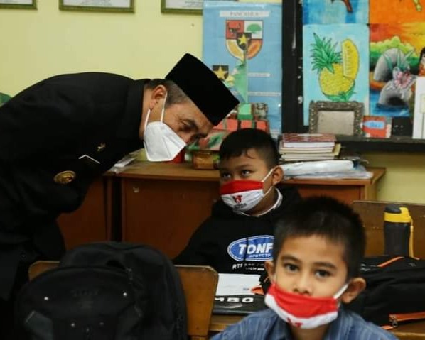 Tinjau Pelaksanaan Tatap Muka Sekolah, Gubri Ingatkan Selalu Pakai Masker