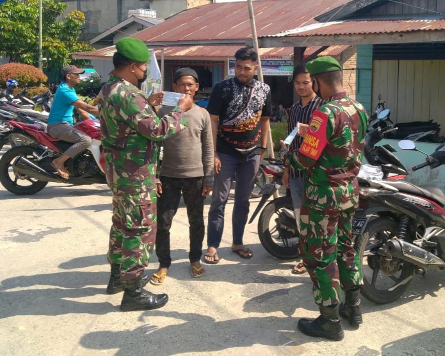 Cegah Penyebaran Covid-19, Babinsa Kodim 0301/PBR Bagikan Ratusan Masker Gratis di Pasar Tangor
