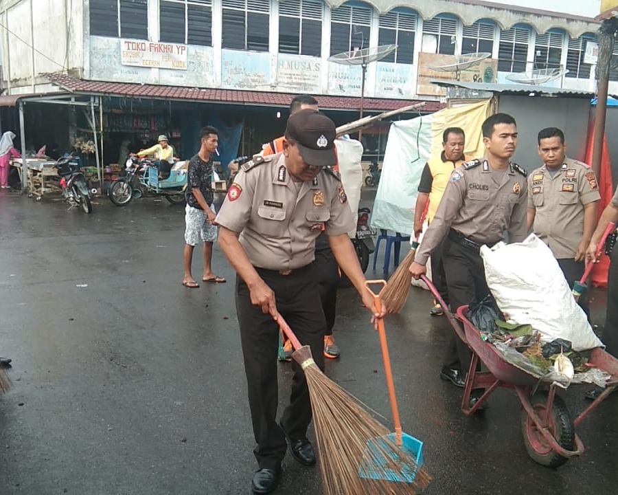 Cegah Penyebaran Virus Corona, Anggota Polri dan TNI Ajak Masyarakat Kerja Bakti dan Ikuti Pola Hidup Bersih