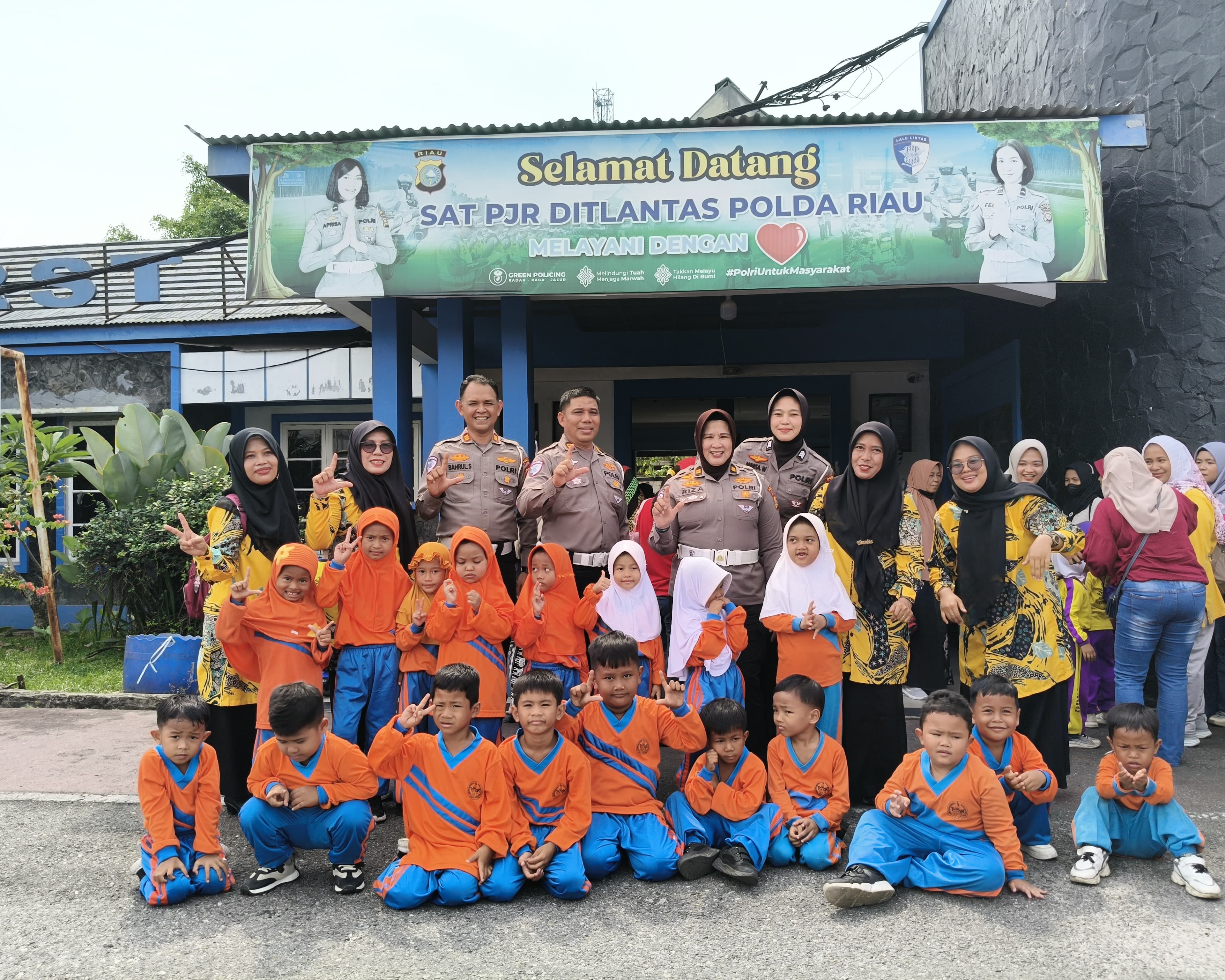Polantas Karib Disambut Senyum Anak-Anak, Ditlantas Polda Riau Tanamkan Keselamatan dan Cinta Lingkungan Sejak Dini