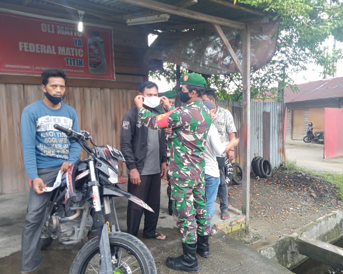 Babinsa Kodim 0301/PBR Bagikan Masker dan Sosialisasikan Prokes di Kelurahan Suka Maju