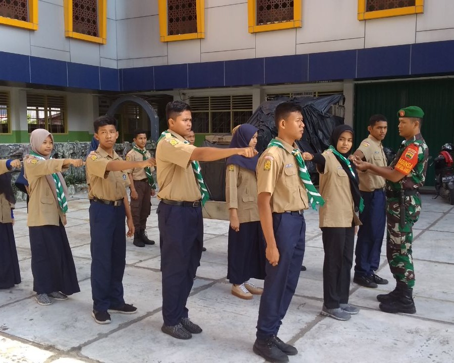 Tanamkan Sikap Disiplin, Babinsa Kodim 0301/Pekanbaru Melatih Murid Hizbul Wathan SMK Muhammadiyah Satu Pekanbaru