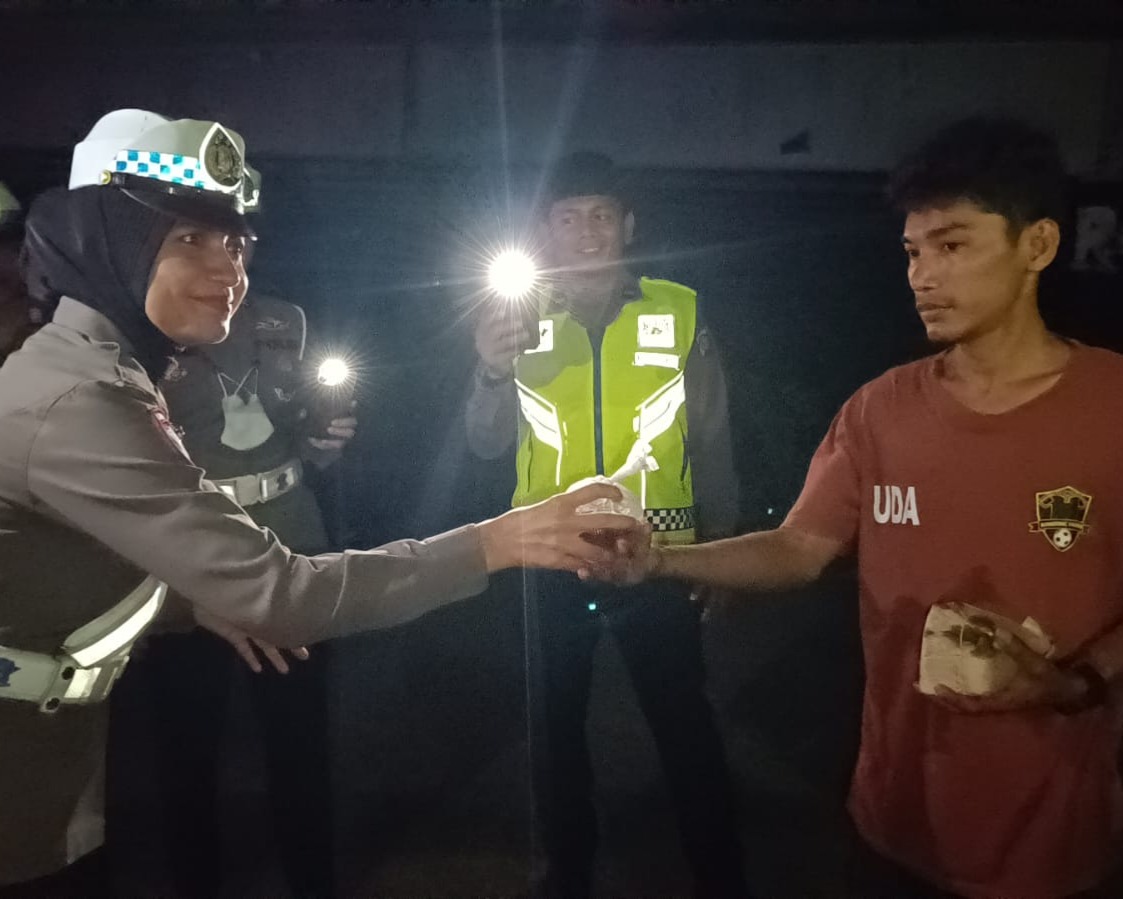 Tim Sahur On The Road Ditlantas Polda Riau Sambangi Masyarakat di Pengungsian Terdampak Banjir