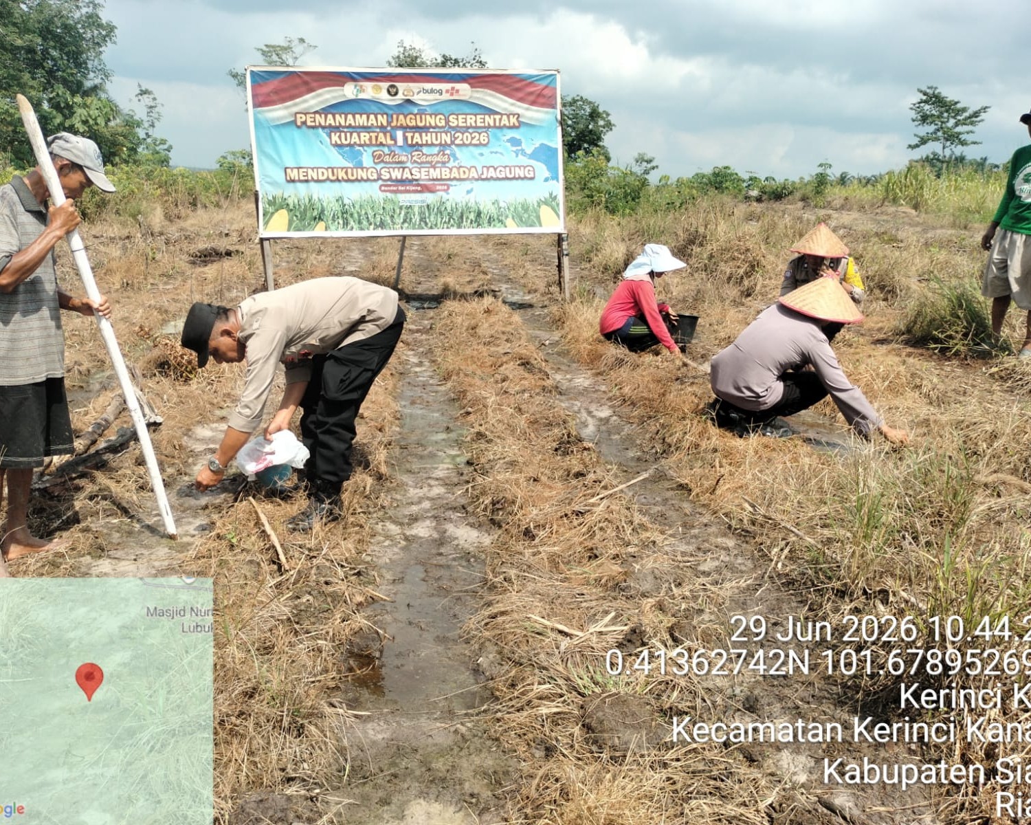 Polsek Bandar Sei Kijang Dukung Ketahanan Pangan di Lubuk Ogung