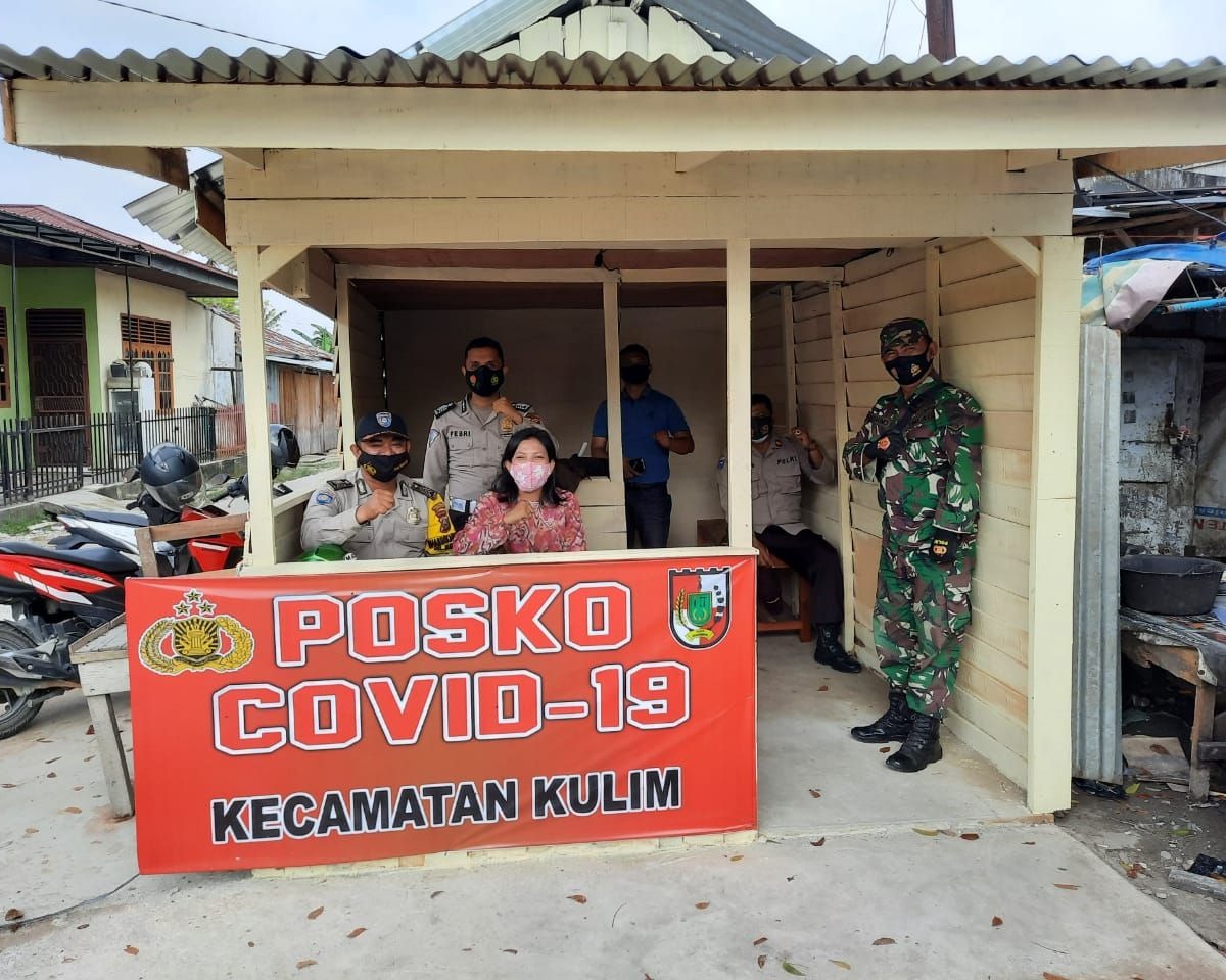 Babinsa Kodim 0301/Pekanbaru Bagikan Masker Gratis Kepada Pengunjung dan Pedagang di Pasar Tangor