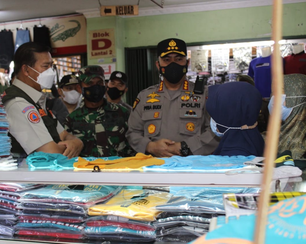 Monitoring Pelaksanaan PPKM Level 4 di Kota Pekanbaru, Kapolresta Bersama Wali Kota Kunjungi Pusat Perbelanjaan