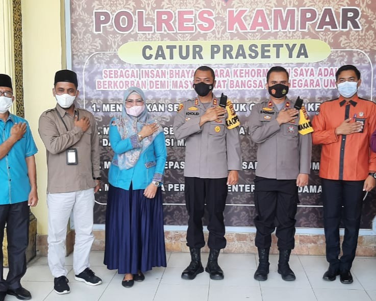 Ketua KPU Kabupaten Kampar Berikan Penghargaan Kepada Kapolres dan Waka Polres Kampar