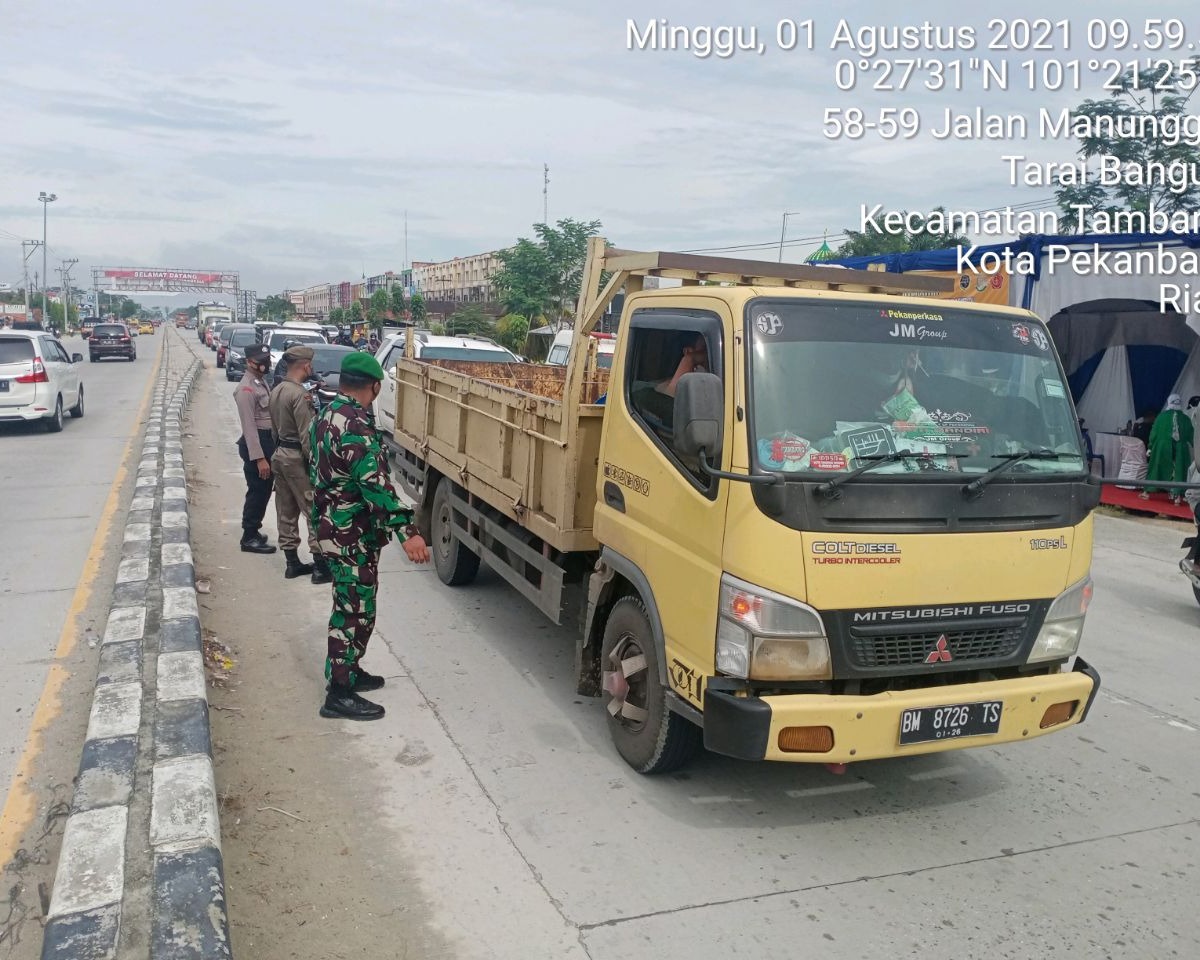 Personil Kodim 0301/PBR Bersama Tim Satgas Lakukan Penyekatan di Jalan HR Soebrantas Dalam Rangka Pemberlakuan PPKM Level IV Kota Pekanbaru