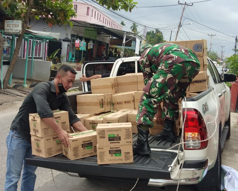 Cegah Penyebaran Covid-19, Babinsa Kodim 0301/PBR Bersama GP Anshor Bagikan Vitamin Dan Hand Sanitizer Kepada Masyarakat Kelurahan Tangkerang Tengah