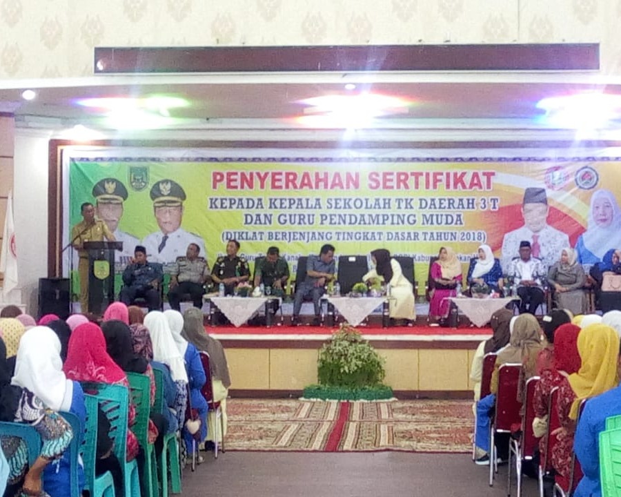 Bupati Rohil Serahkan Sertifikat dan Penghargaan Kepada Kepala Sekolah TK Daerah 3 T