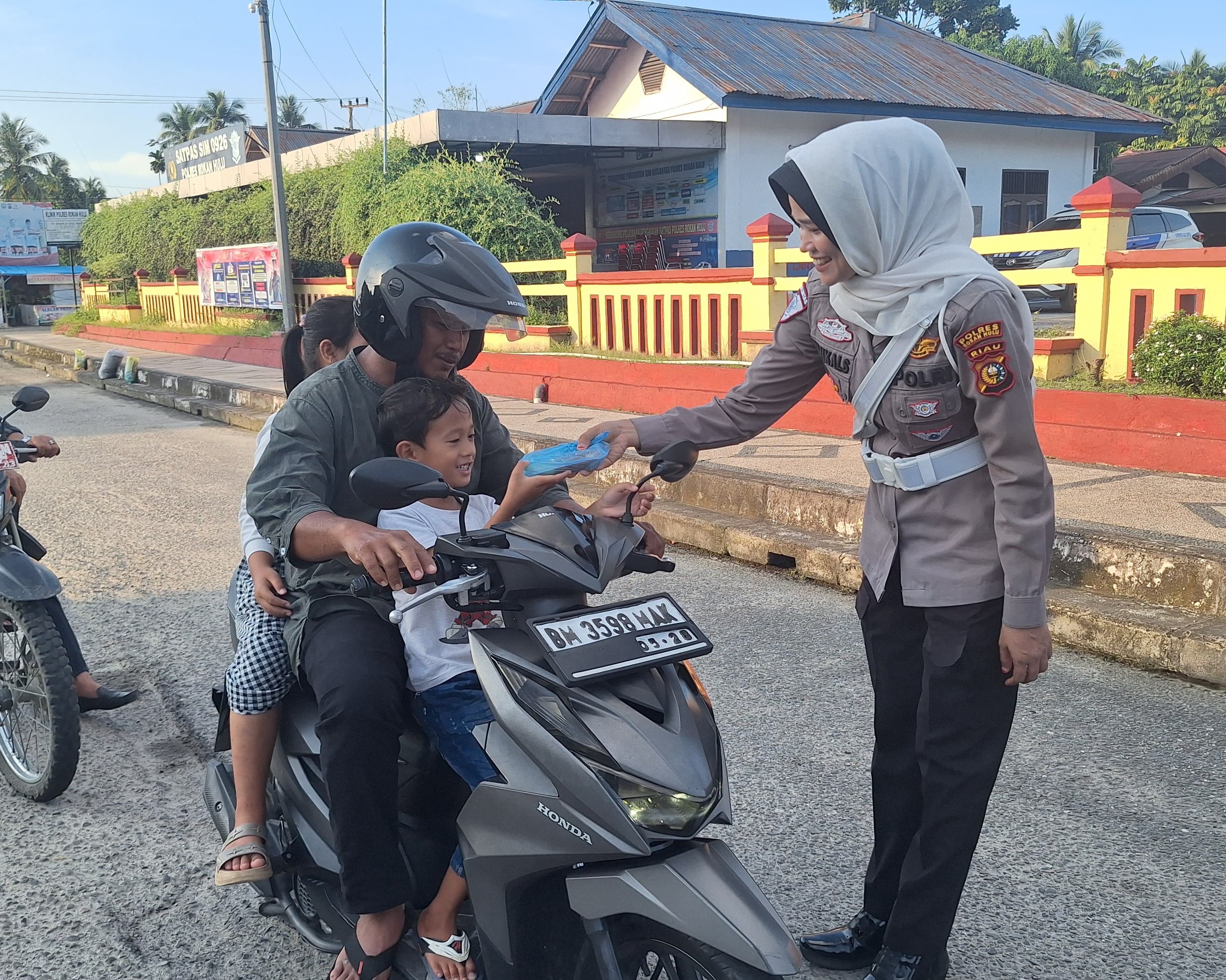 Polres Rokan Hulu Berbagi Berkah Ramadhan, Satlantas Gelar Pembagian Takjil Bertajuk 'BERLIAN'