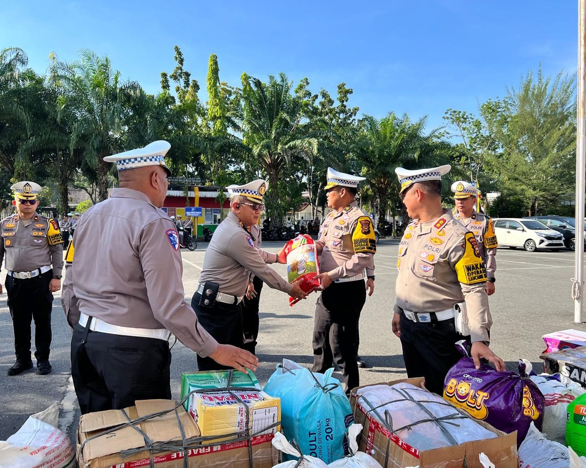 Ditlantas Polda Riau Gelar Apel Operasi Zebra Lancang Kuning Dan Salurkan Bantuan Untuk Korban Bencana Di Sumatera Barat