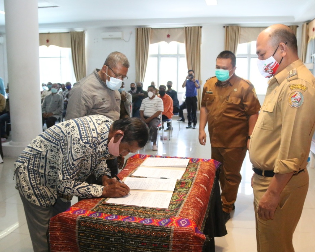 Bupati Taput Serahkan Dana Hibah Pembangunan dan Rehabilitasi Sarana dan Prasarana Rumah Ibadah Secara Simbolis