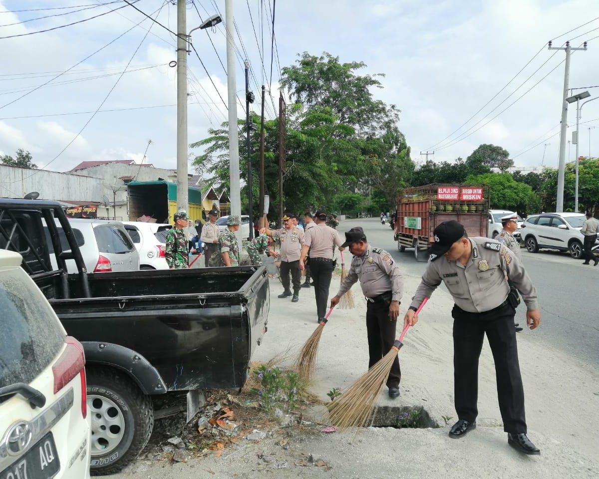 Dalam Rangka Antisipasi Penyebaran Covid-19, Polsek Tapung Bersama Koramil dan Puskesmas Adakan Goro di Pasar Petapahan