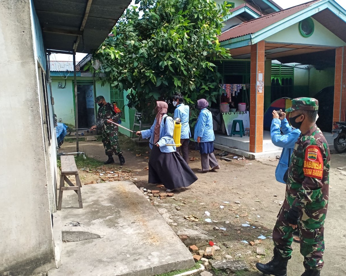 Kodim 0301/PBR Gandeng Mahasiswa UNRI Laksanakan Penyemprotan Disinfektan di Perumahan Warga dan Fasilitas Umum
