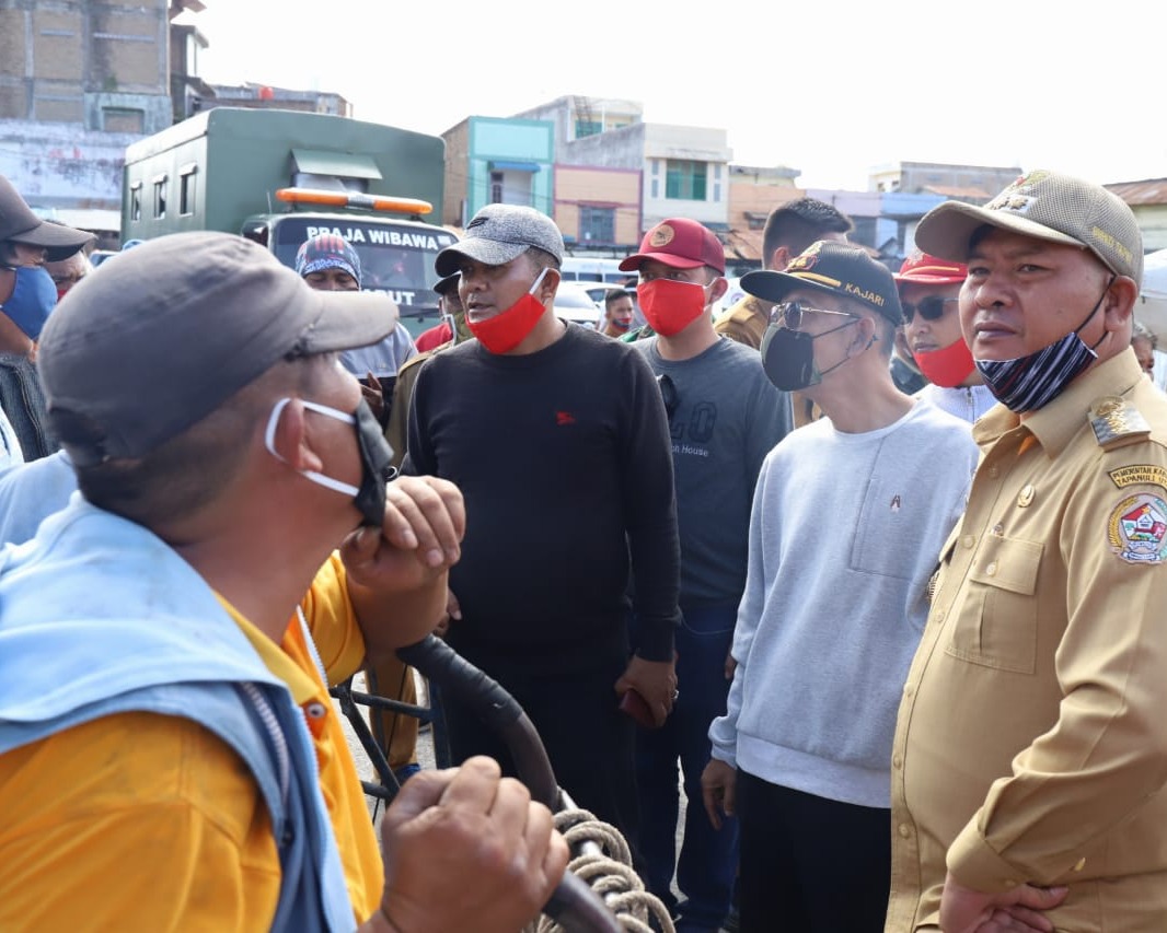 Atasi Anjloknya Harga Sayuran, Bupati Taput Kembali Membeli Langsung Hasil Pertanian di Pasar Siborong - borong