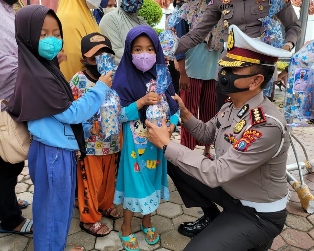 Bagi Takjil Kepada Pengguna Jalan, Dirlantas Polda Riau: Kita Menghimbau Masyarakat Tertib Berlalu Lintas