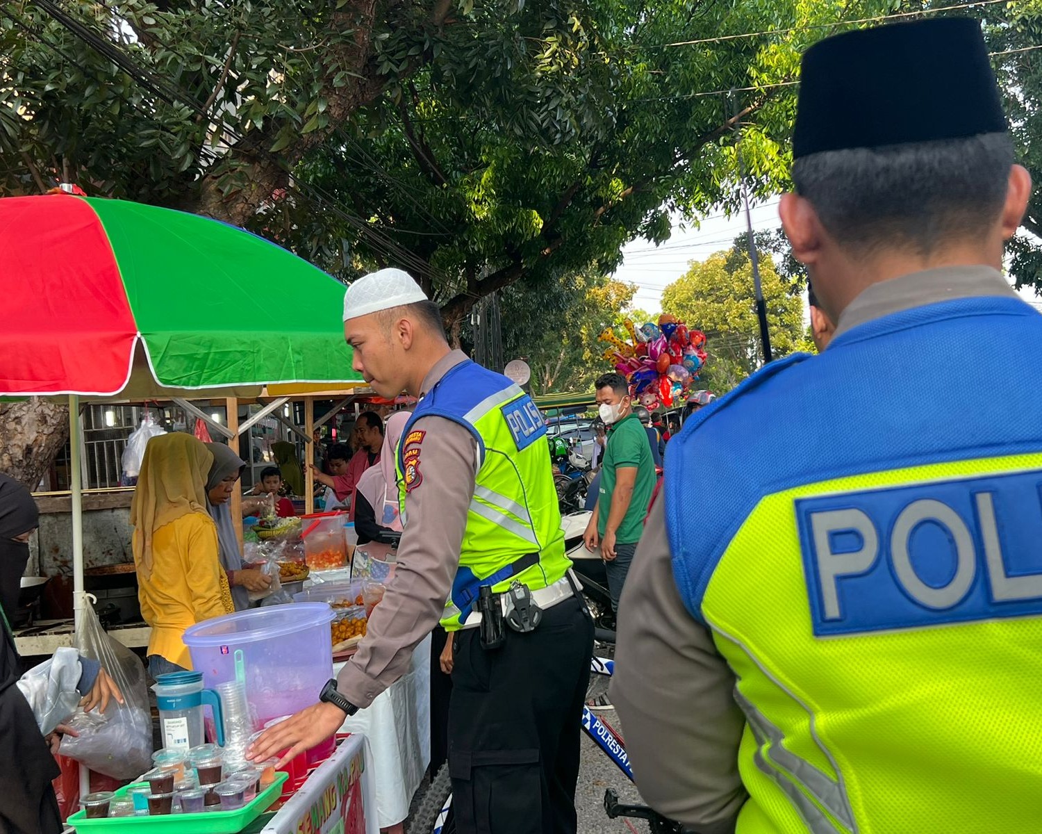 Patroli Sepeda Satlantas Polresta Pekanbaru Sambangi Pasar Ramadhan