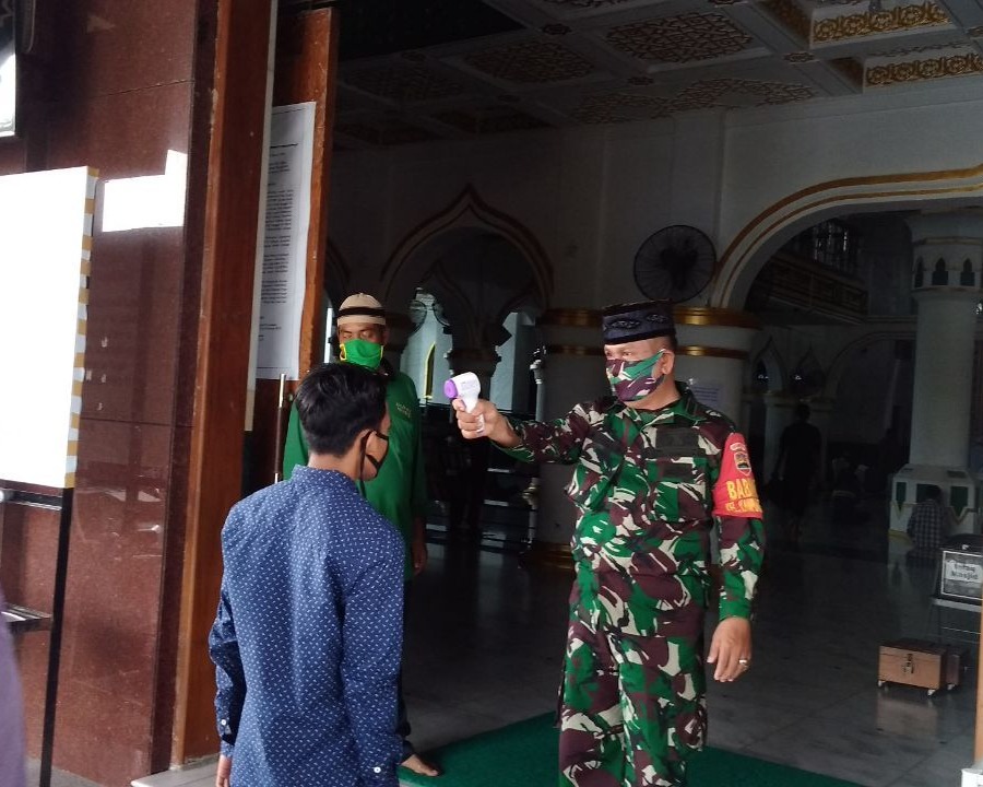 Babinsa Kodim 0301/PBR Laksanakan Pengawasan Penerapan Protokol Kesehatan di Masjid Raya