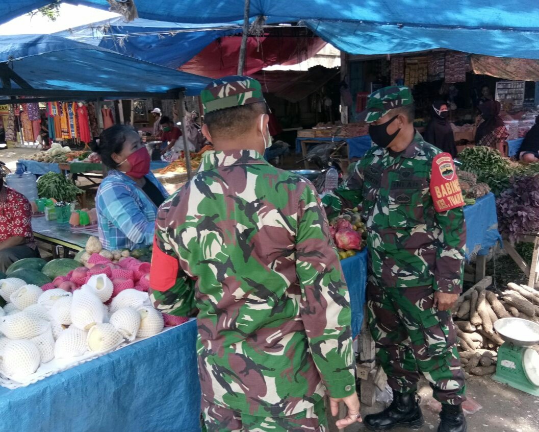 Tingkatkan Disiplin Kesehatan Masyarakat, Babinsa Kodim 0301/Pekanbaru Se-Kecamatan Tenayan Raya Laksanakan Sosialisasi di Pasar Rakyat Tangor