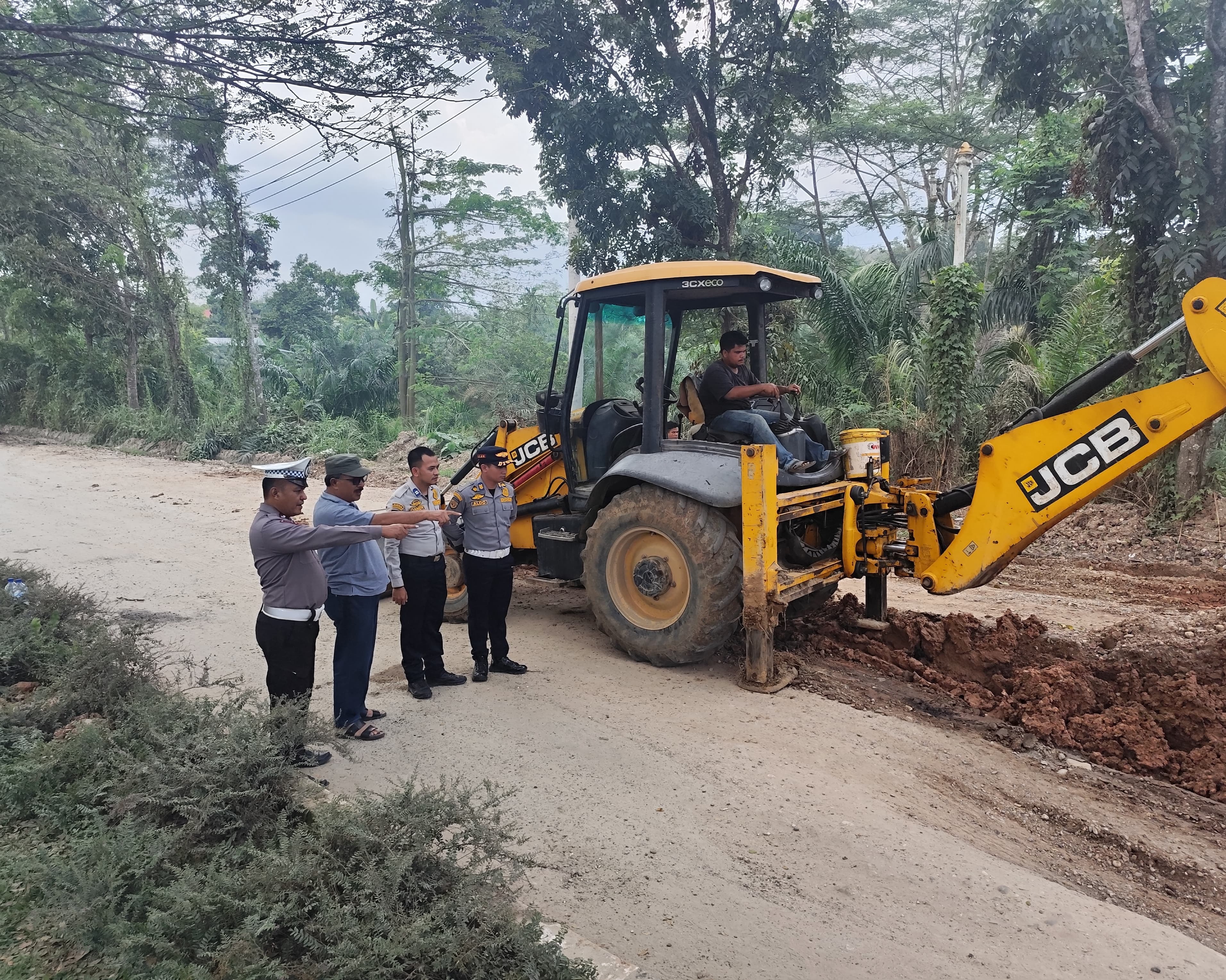 Satlantas Bersama Dishub dan Dinas PU Rohul Perbaiki Jalan Berlobang Guna Pastikan Keamanan Arus Berlalu Lintas