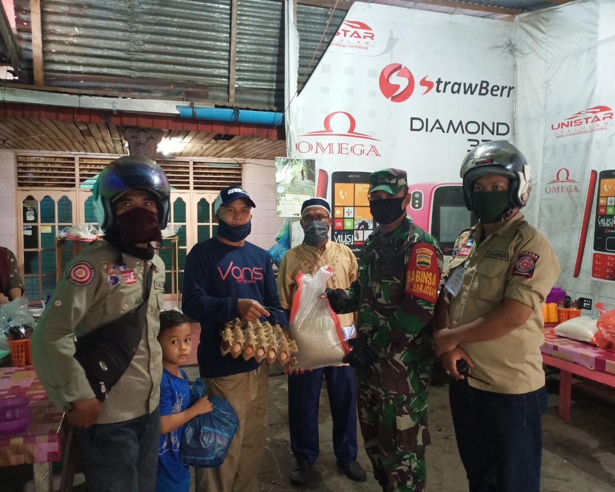 Babinsa Kodim 0301/Pekanbaru Salurkan 117 Paket Sembako Dari Pemko di Kelurahan Harjosari