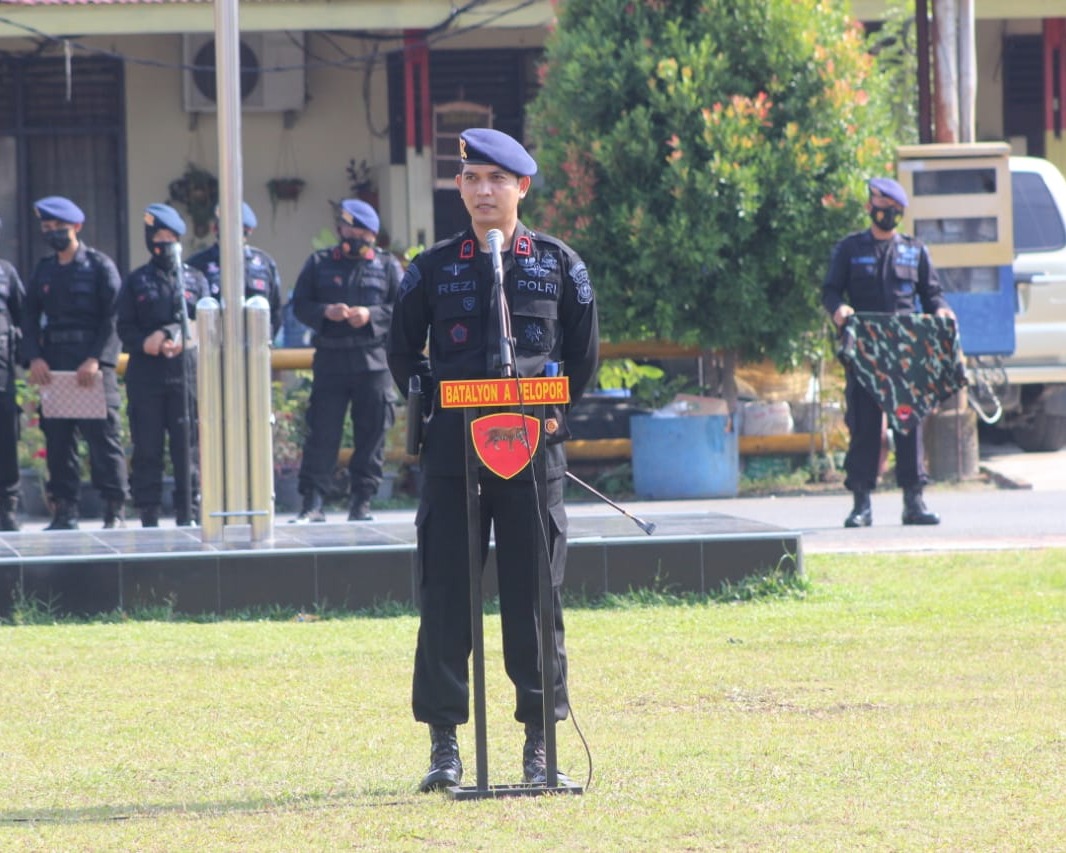 Danyon A Pelopor Satuan Brimob Polda Riau Berikan Reward and Punishment Bagi Personel Batalyon A Pelopor