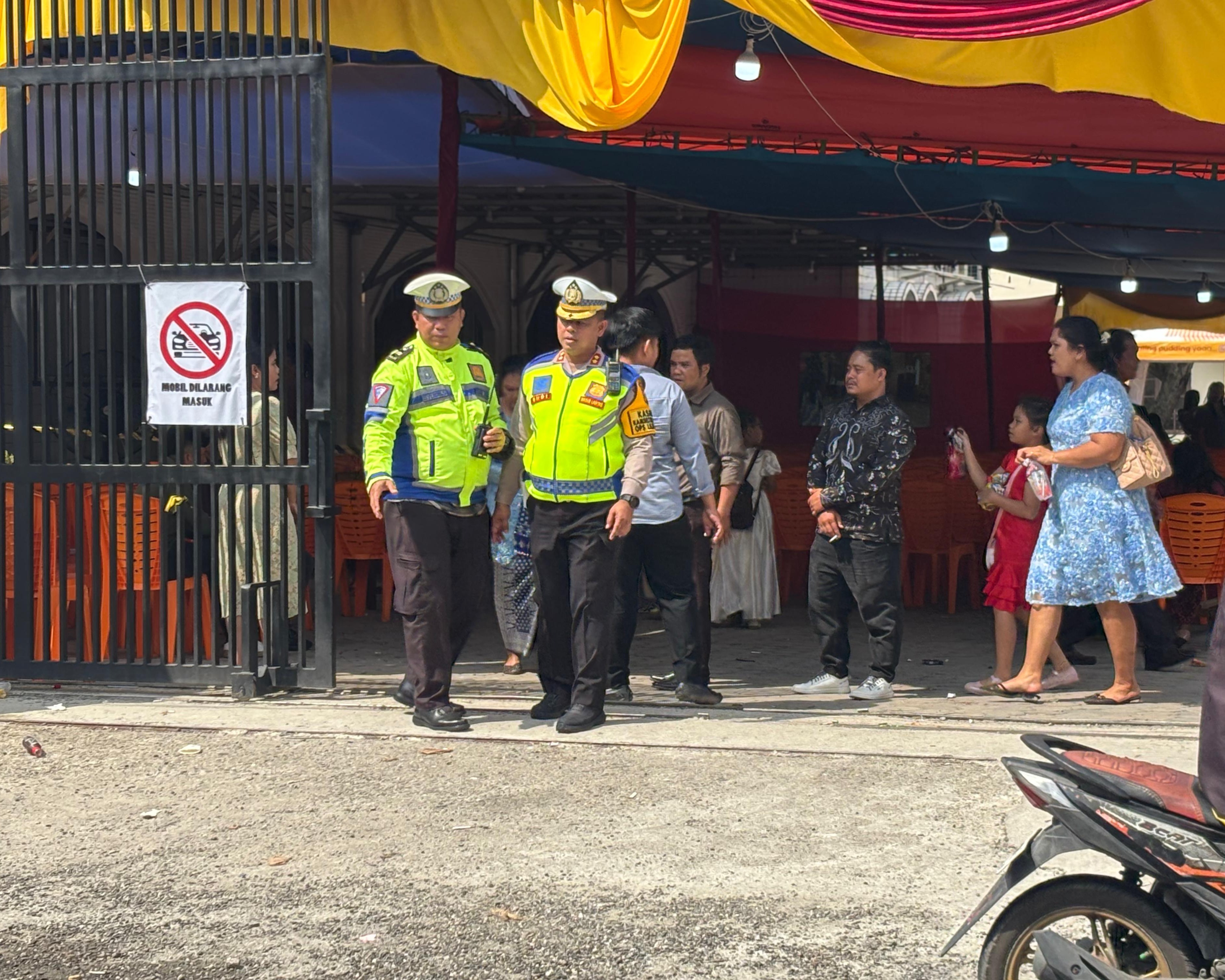 Wadirlantas Polda Riau Pantau Pengamanan Ibadah Hari Natal Dan Arus Lalu Lintas di Pekanbaru