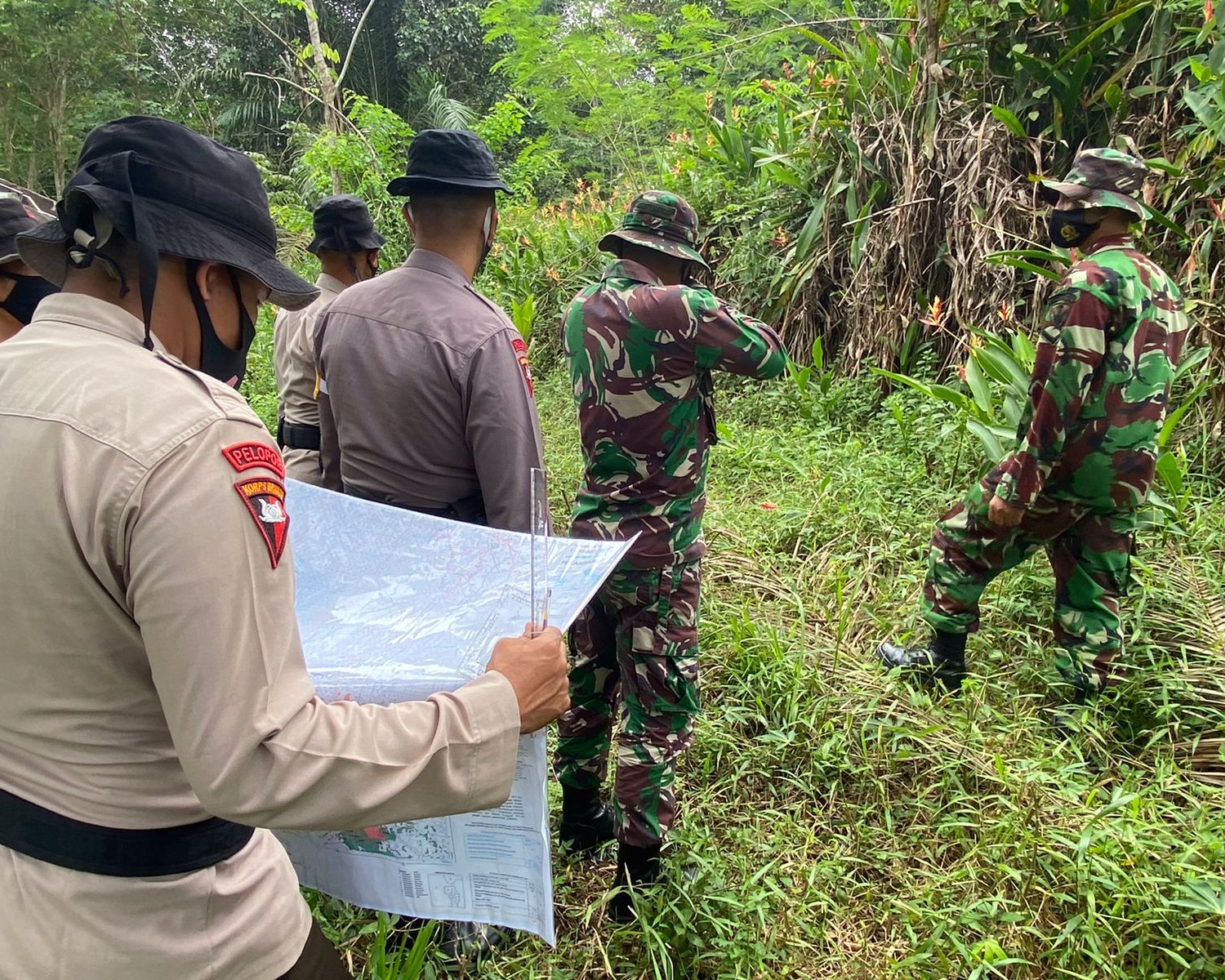 Batalyon A Pelopor Satuan Brimob Polda Riau dan Batalyon 462 Paskhas TNI AU Gelar Latihan Navigasi Darat