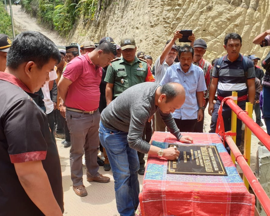 Resmikan Jembatan Aek Pangorian dan Listrik, Bupati Taput Susuri Beberapa Dusun di Gagora
