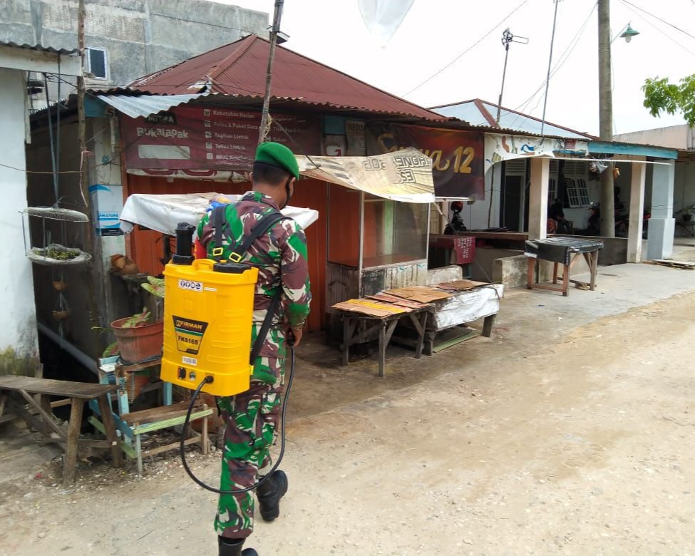 Babinsa Kodim 0301/PBR Bersama Warga Laksanakan Penyemproton Disinfektan Guna Mencegah Penyebabaran Virus Covid-19