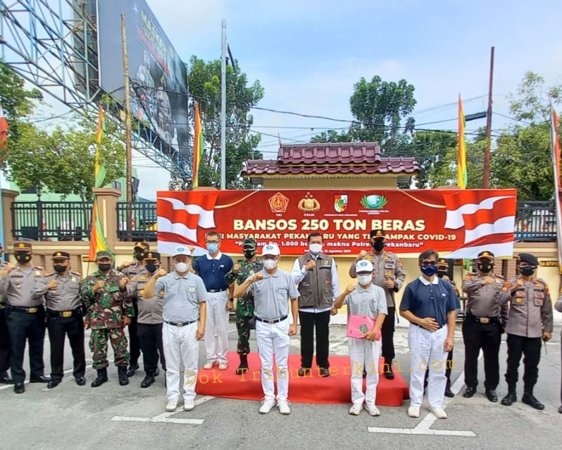 Dandim 0301/PBR Dampingi Wali Kota dan Kapolresta Pekanbaru Hadiri Kegiatan Pelepasan Bansos Beras 250 Ton Dari Yayasan Budha Tzu Chi Indonesia Kepada Masyarakat Yang Terdampak Covid-19, 'Program Rp 1000 Berjuta Makna Polresta Pekanbaru'