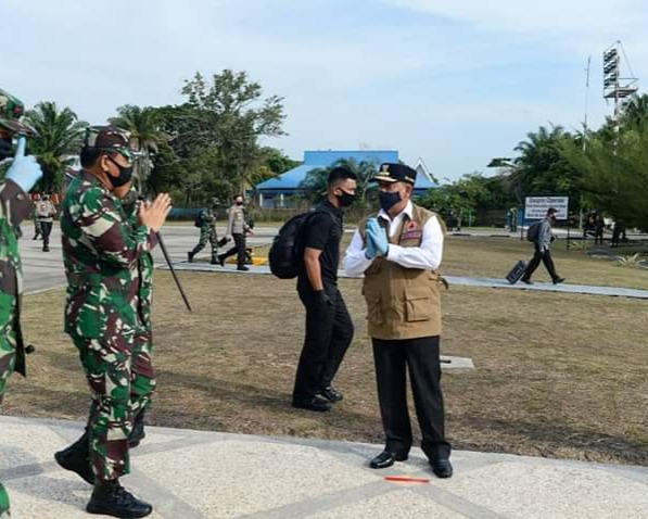 Gubri Bersama Kapolda Riau dan Forkompinda Sambut Kedatangan Panglima TNI dan Kapolri di Lanud Roesmin Nurjadin
