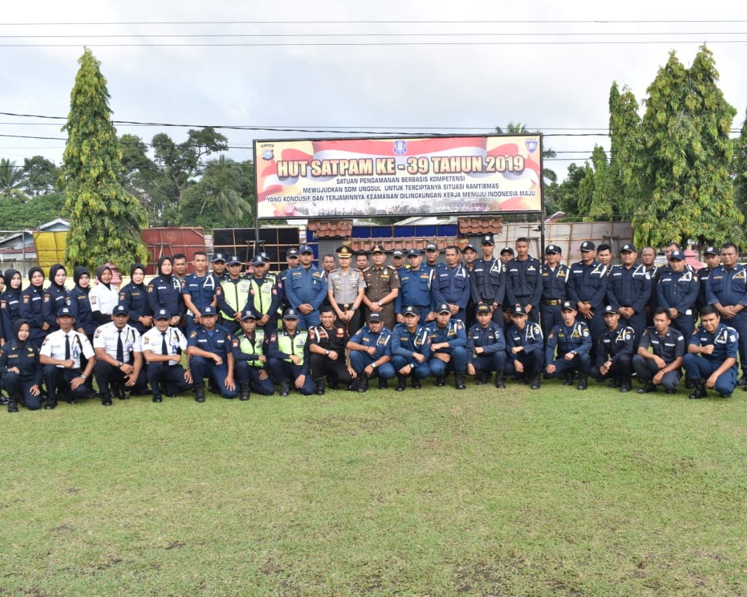 Kapolres Kampar Bacakan Amanat Kapolri Pada HUT Satpam Ke 39 di Lapangan Upacara Mapolres Kampar