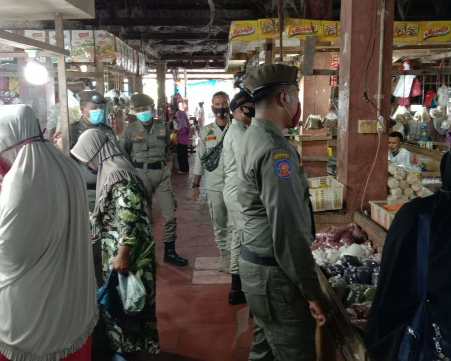 Personil Kodim 0301/PBR Ikuti Operasi Yustisi Penegakan Disiplin Prokes di Pasar Rumbai