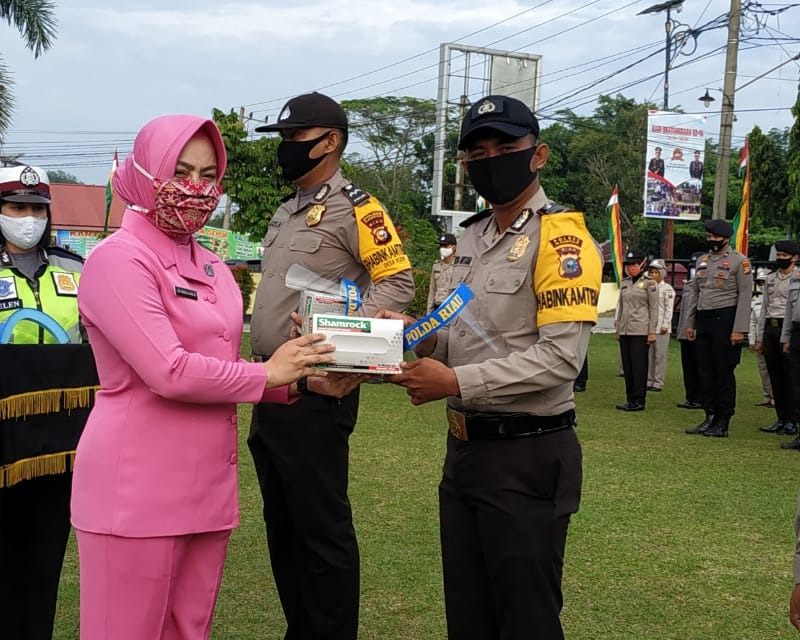 Anggota Bhabinkamtibmas di Polres Kampar Terima Face Shield dan Sarung Tangan Dari Ketua Bhayangkari Riau