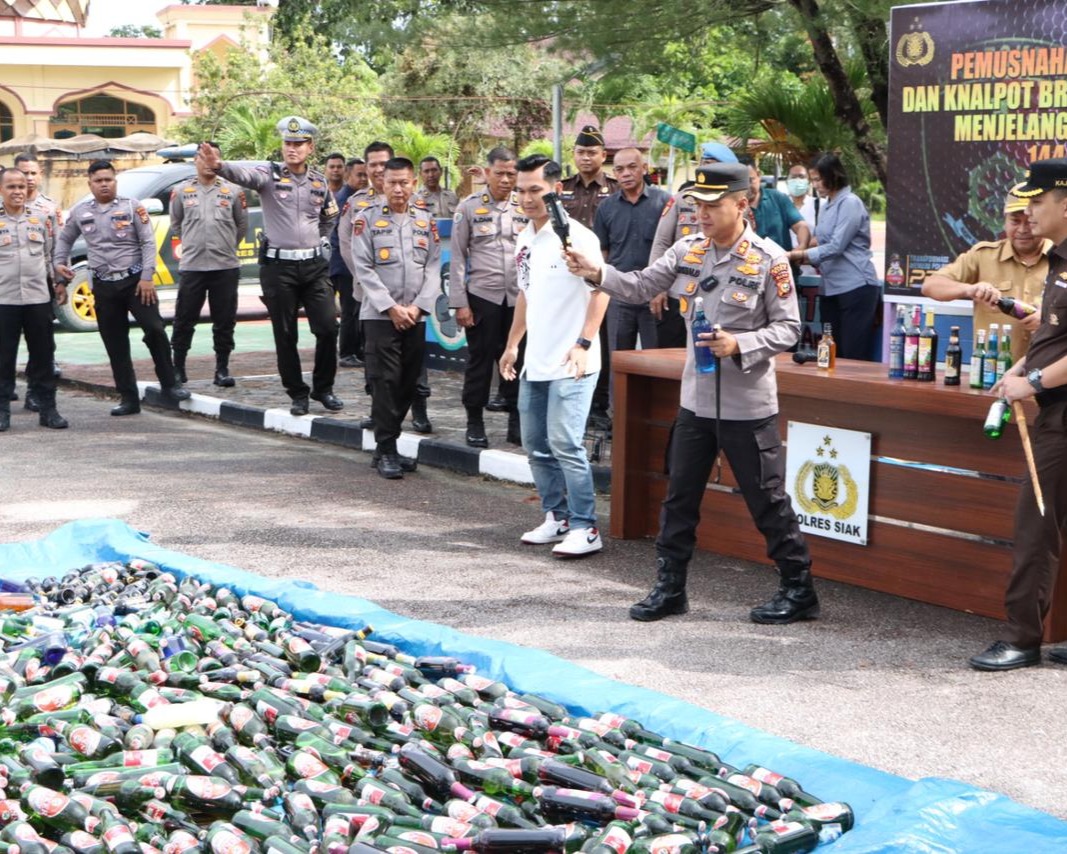 Ciptakan Rasa Aman Menjelang Bulan Suci Ramadhan, Polres Siak Musnahkan Ratusan Minuman Keras dan Puluhan Knalpot Brong