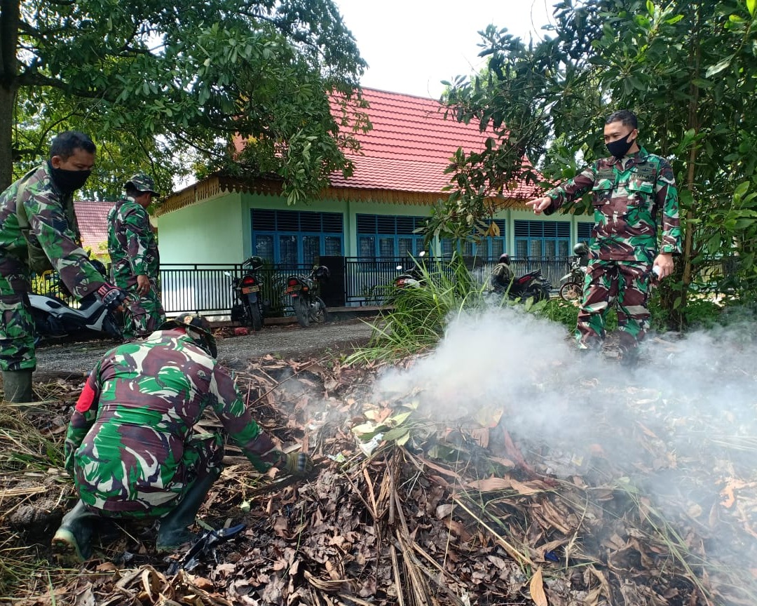 Personil Kodim 0301/PBR Terus Lakukan Pembersihan Lapangan Untuk Persiapan Pembukaan Kegiatan TMMD Ke 108