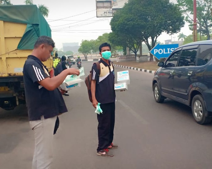 Aksi Solidaritas Pengurus  IPJI Kalteng Bagi-bagi Masker