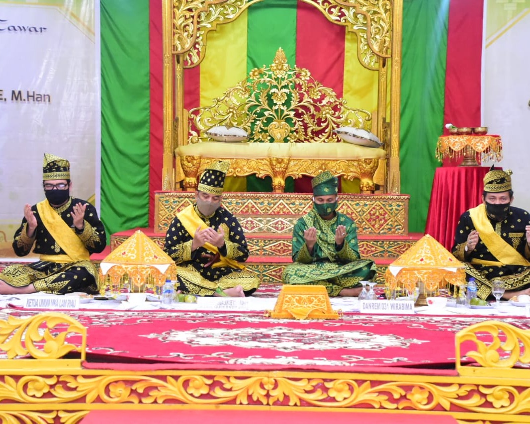 Meriah dan Khidmat, Warnai Upacara Tepuk Tepung Tawar Danrem 031/WB Brigjen TNI M. Syech Ismed, S.E, M.Han