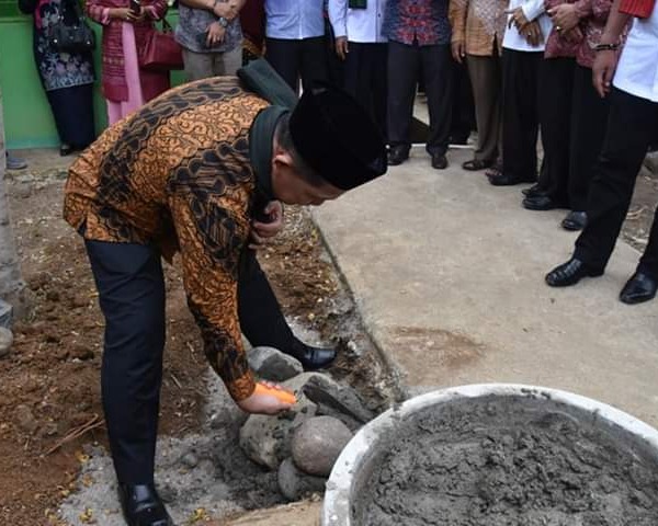 Kepala Bapenda Letakkan Batu Pertama Pembangunan Masjid Babul 'Ilmi SMAN 13 Padang