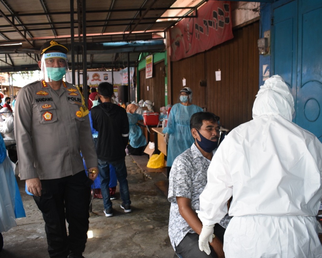 Kapolresta Pekanbaru Bersama Tim Terpadu Gugus Tugas Penanganan Covid-19 Kota Laksanakan Rapid Test dan Swab Test di Pasar Sukaramai