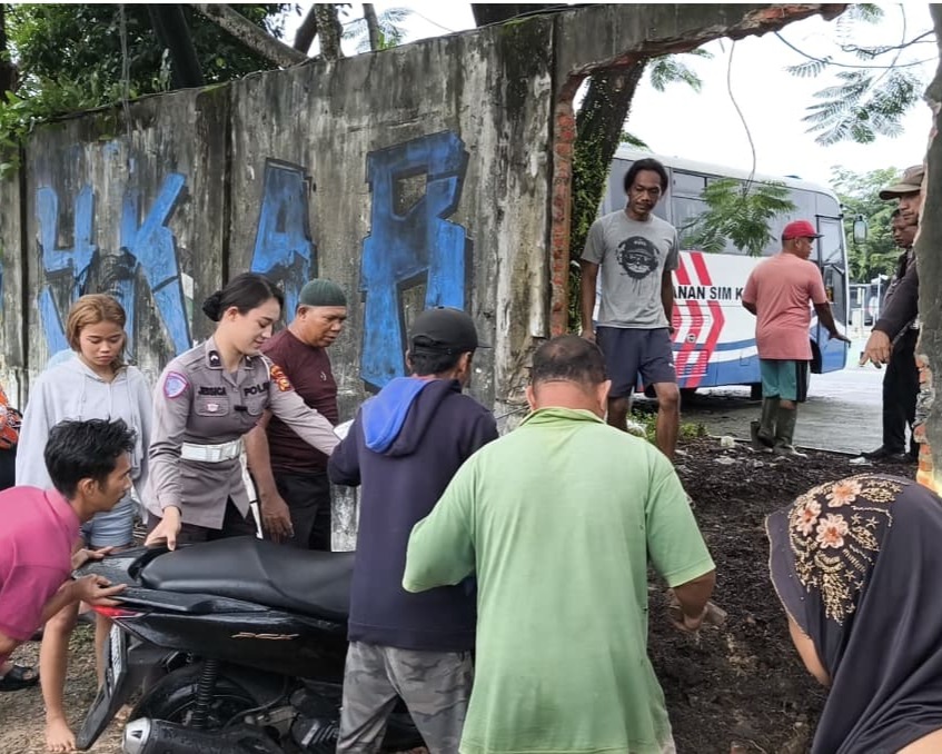 Atas Permintaan Warga Setempat Lingkungan RSDC Yang Terdampak Banjir, Ditlantas Polda Riau Jebol Pagar Tembok Pembatas